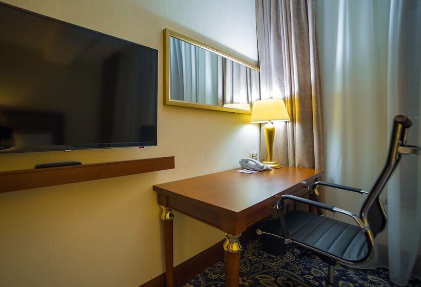 اتاق استاندارد با چشم‌انداز شهر, Ramada By Wyndham Almaty