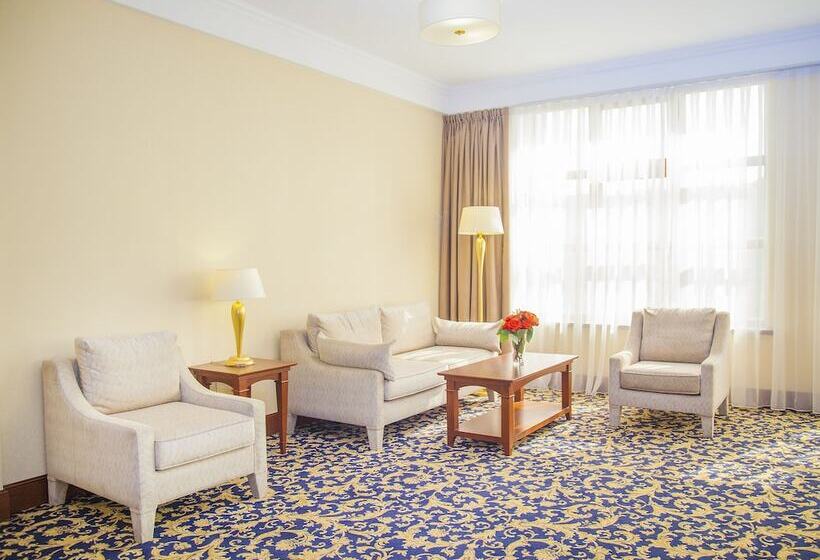 اتاق استاندارد با چشم‌انداز شهر, Ramada By Wyndham Almaty