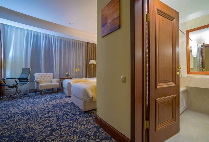 اتاق استاندارد با چشم‌انداز شهر, Ramada By Wyndham Almaty