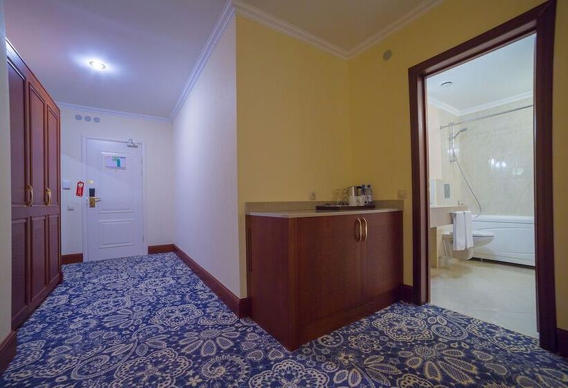 اتاق لوکس, Ramada By Wyndham Almaty