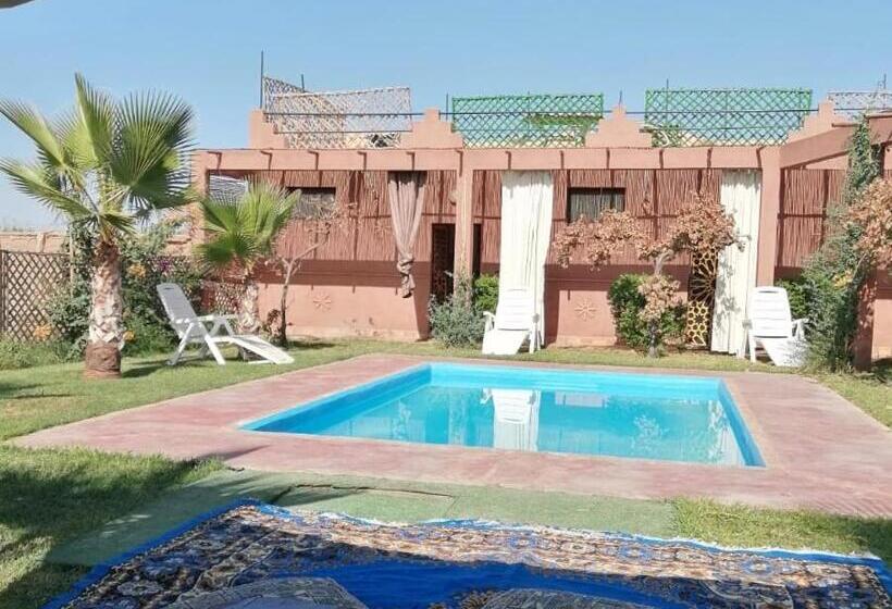 اتاق استاندارد با چشم‌انداز استخر, Villa Darga Rouge