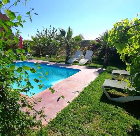 اتاق استاندارد با چشم‌انداز استخر, Villa Darga Rouge