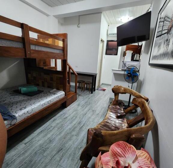 패밀리 룸, Ashburn S Transient Bauang La Union   Barkada, Limited Parking, Self Check In, Self Service