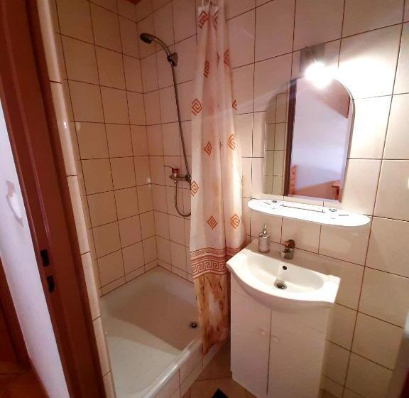 اتاق استاندارد سه نفره, Leśny Dwór Bieszczady   Sauna I Gorąca Balia