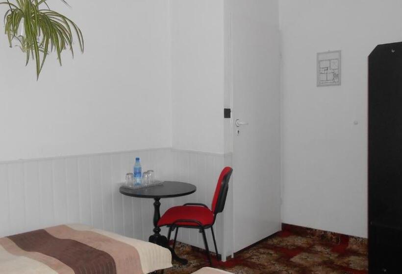 اتاق استاندارد سه نفره, Leon