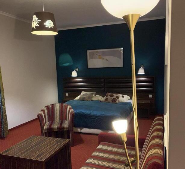 اتاق راحتی, Tenis Club