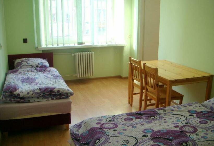 اتاق خانوادگی, Hostel Omega
