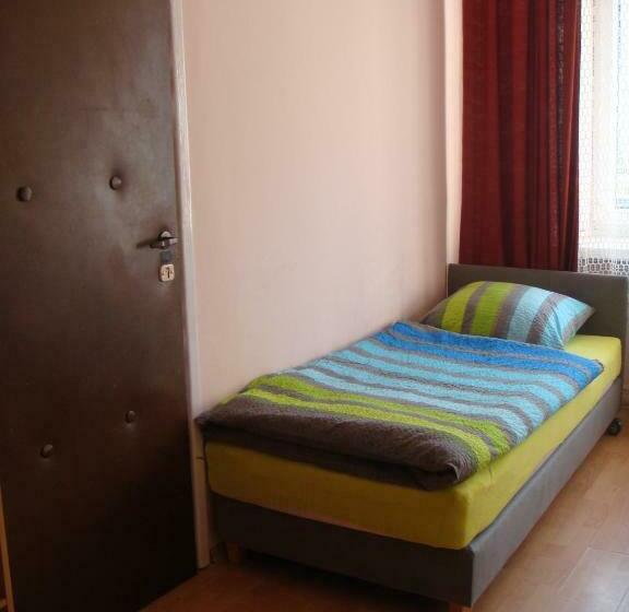 اتاق خانوادگی, Hostel Omega