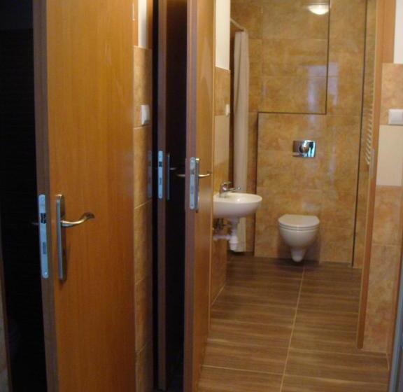 اتاق استاندارد سه تخته با سرویس بهداشتی مشترک, Hostel Omega