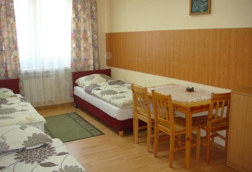 اتاق استاندارد سه تخته با سرویس بهداشتی مشترک, Hostel Omega