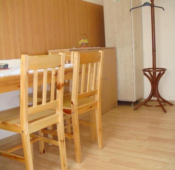 اتاق استاندارد سه تخته با سرویس بهداشتی مشترک, Hostel Omega