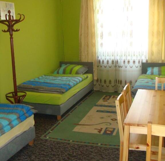 اتاق استاندارد سه تخته با سرویس بهداشتی مشترک, Hostel Omega
