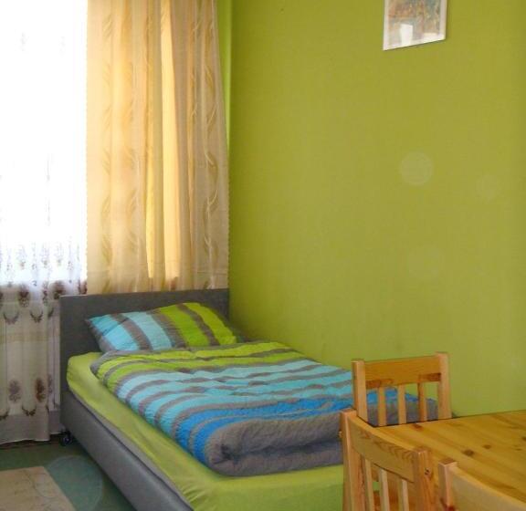 اتاق استاندارد سه تخته با سرویس بهداشتی مشترک, Hostel Omega