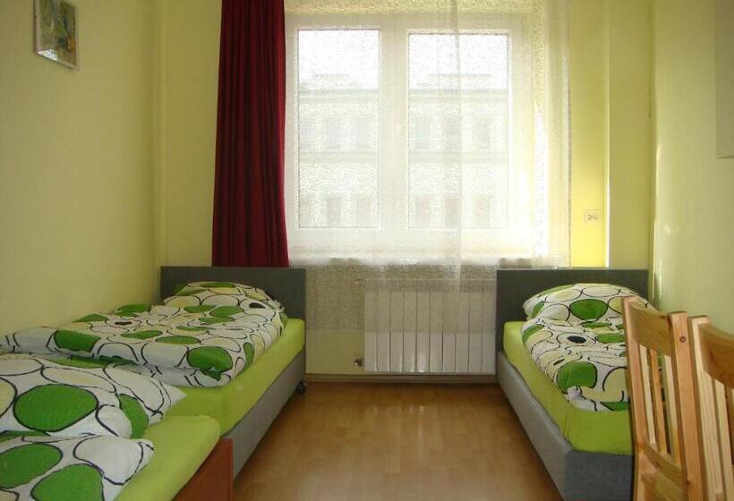 اتاق استاندارد سه تخته با سرویس بهداشتی مشترک, Hostel Omega