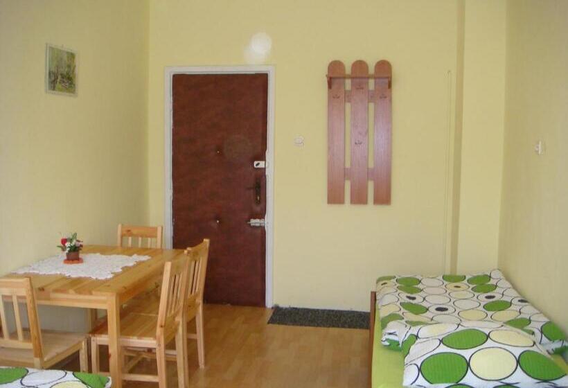 اتاق استاندارد سه تخته با سرویس بهداشتی مشترک, Hostel Omega