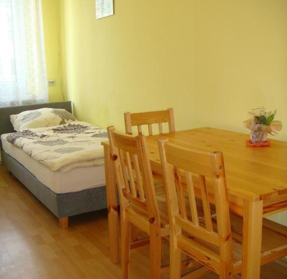 اتاق استاندارد با سرویس بهداشتی مشترک, Hostel Omega