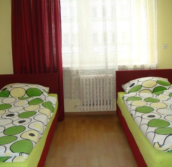 اتاق استاندارد با سرویس بهداشتی مشترک, Hostel Omega