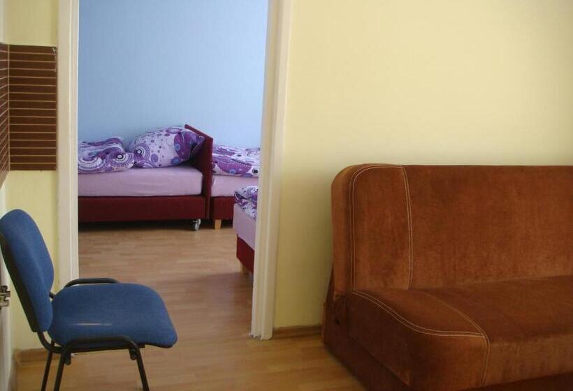 اتاق استاندارد چهار تخته, Hostel Omega
