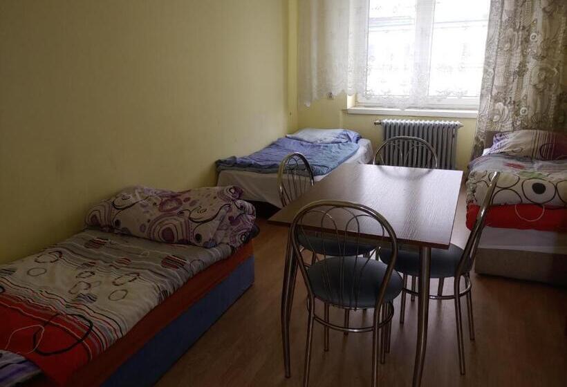 تختخواب در اتاق مشترک, Hostel Omega