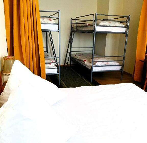 اتاق خانوادگی با سرویس بهداشتی مشترک, Hostel Omega