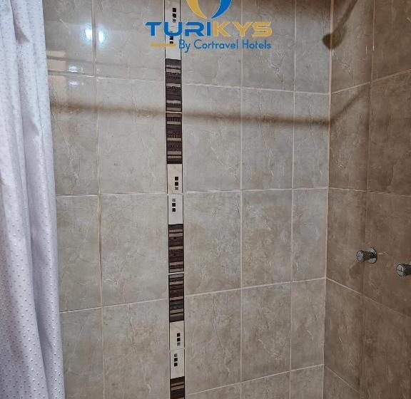 اتاق استاندارد سه نفره, Turikys Churin