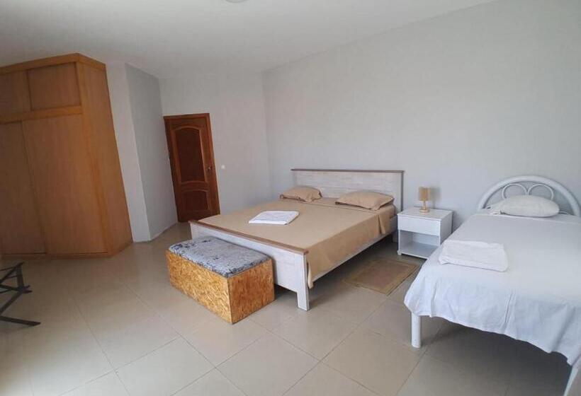 اتاق استاندارد سه تخته با بالکن, Praia Guest House