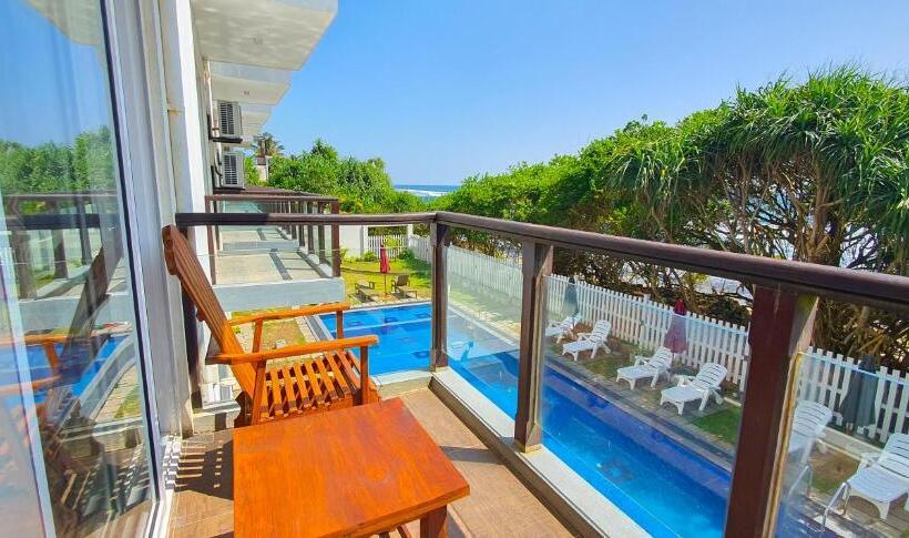 Номер Deluxe с Балконом, Ara Beach Resort Mirissa