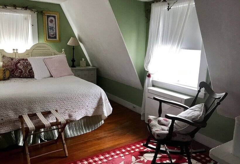 标准三人间, The Monadnock Inn