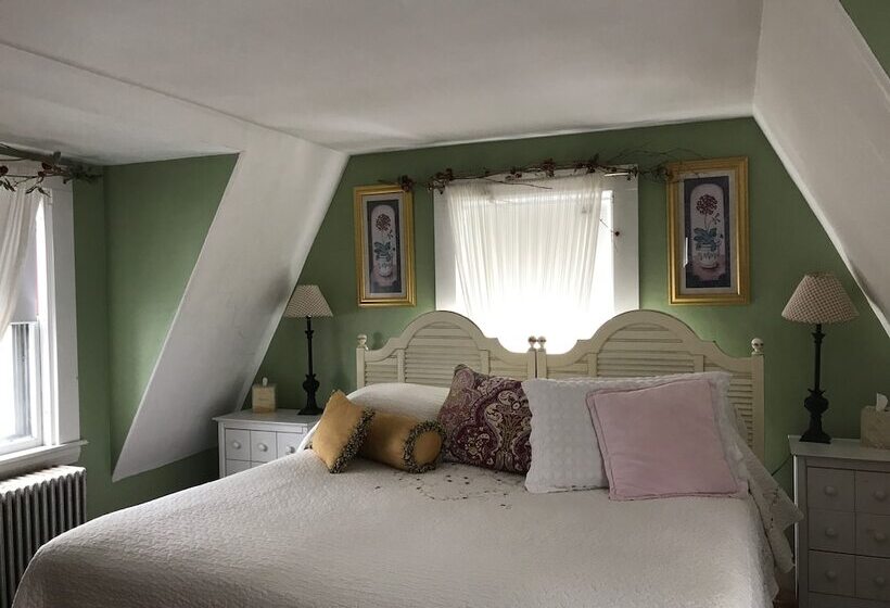 标准三人间, The Monadnock Inn