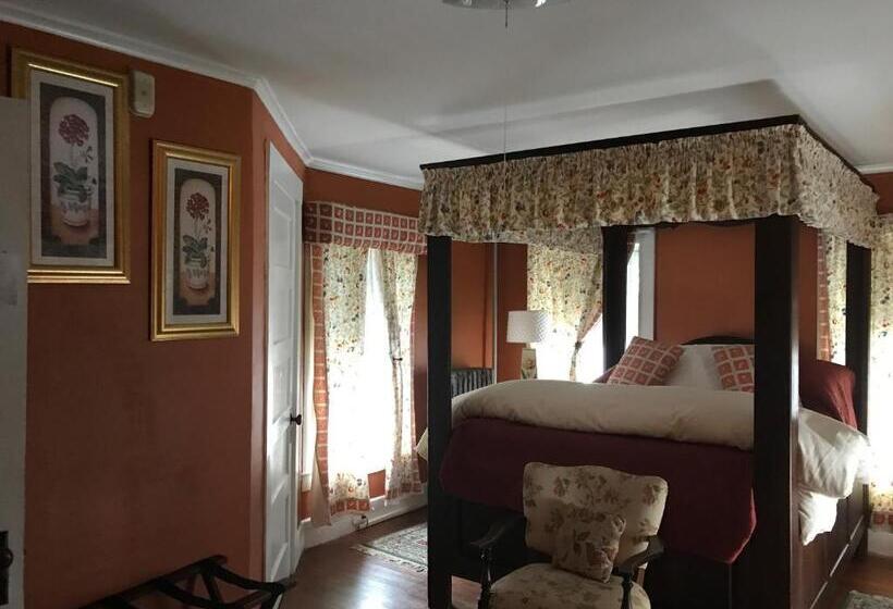 标准三人间, The Monadnock Inn