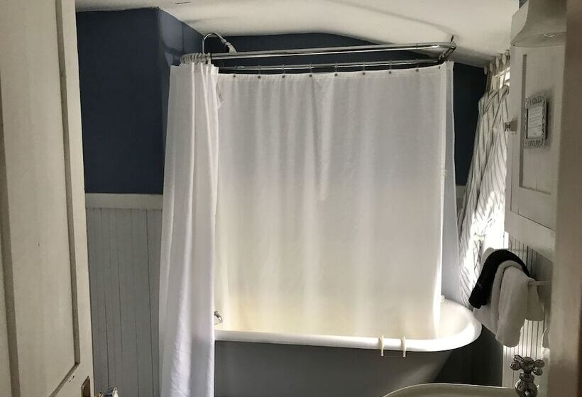 标准三人间, The Monadnock Inn