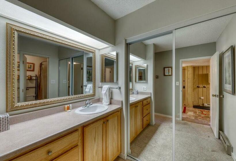 דירת שני חדרים, Powderhorn Condo