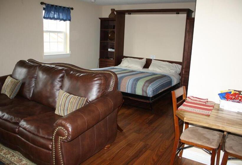 带大床的套房, Woodrow House Bed & Breakfast