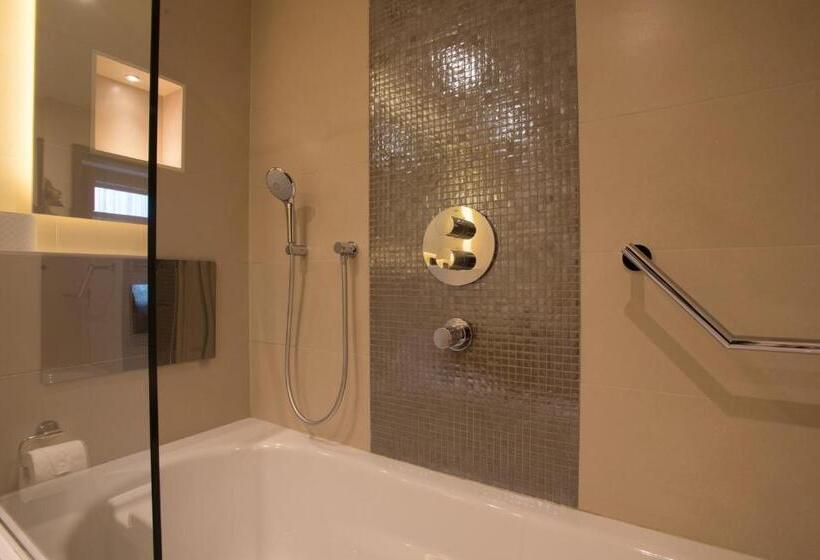 Superior Oda, St George S Hotel   Wembley