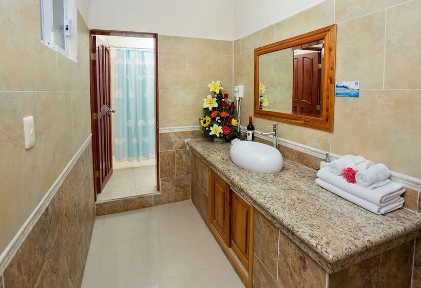 Llit en Habitació Compartida, La Joya
