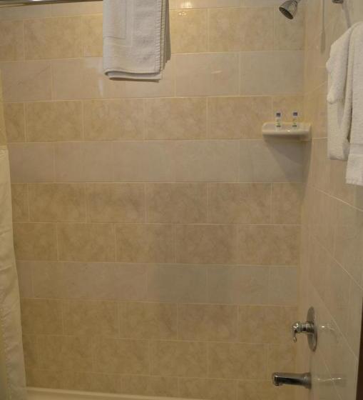 带2个双人床的标准工作室, Budget Inn Williamsville