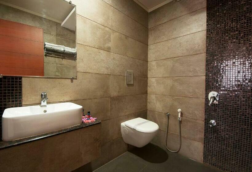 Quarto Deluxe, Uddhav Vilas A Family