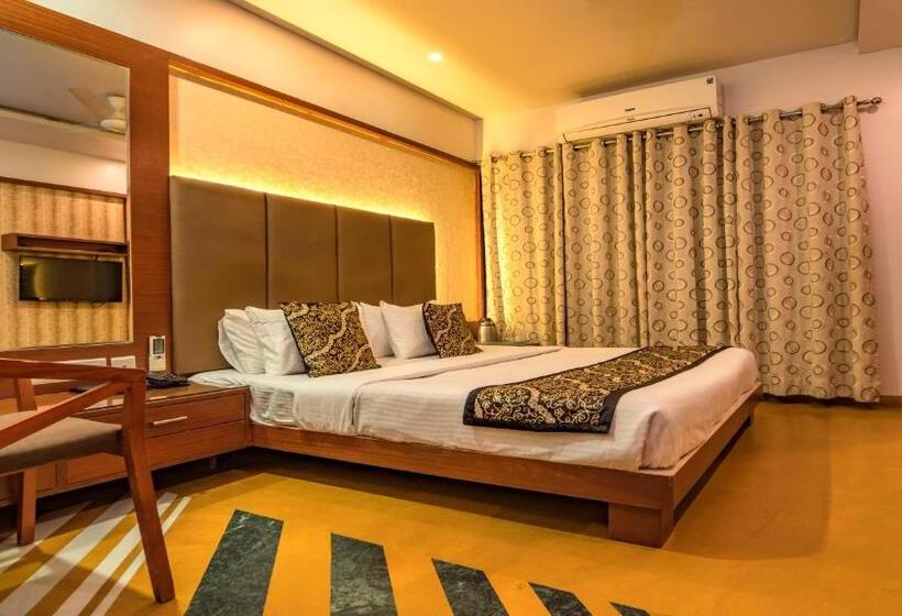 Quarto Deluxe, Uddhav Vilas A Family
