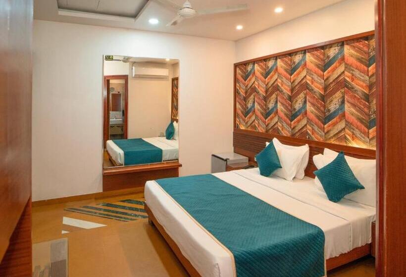 Quarto Deluxe, Uddhav Vilas A Family