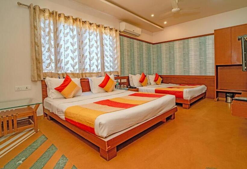 Quarto Familiar Deluxe, Uddhav Vilas A Family