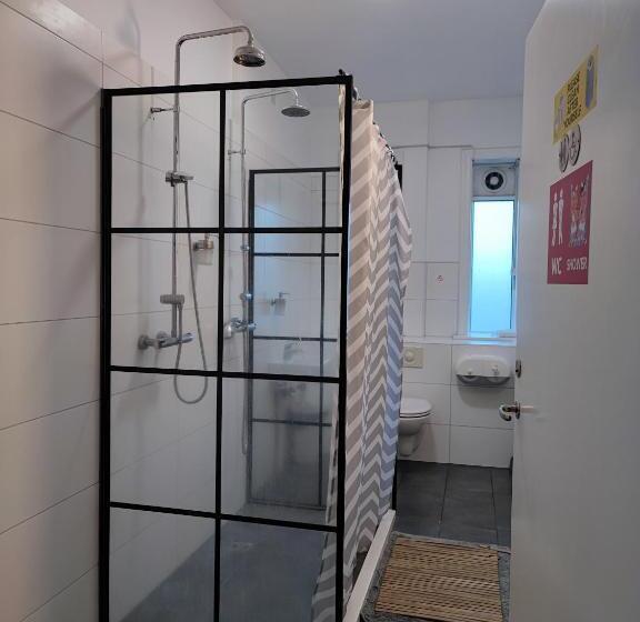 اتاق استاندارد با سرویس بهداشتی مشترک, Hostel B47