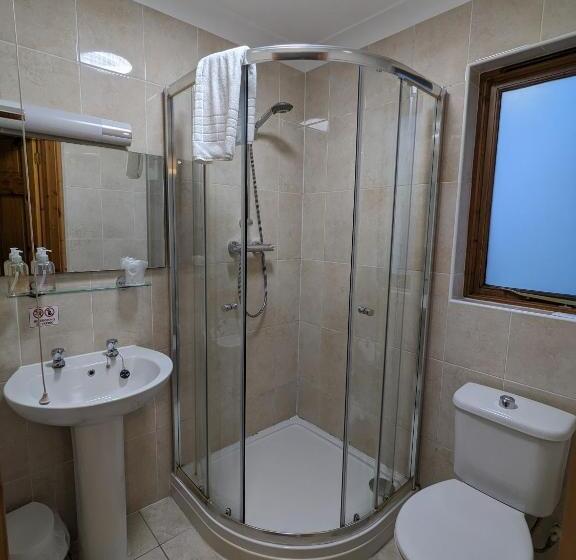 اتاق استاندارد سه نفره, Lakeside Lodge