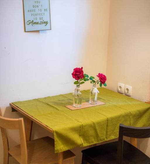 اتاق اکونومی, Rooms Kozmus