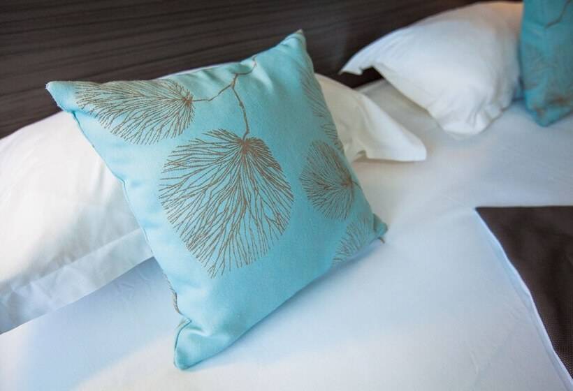 Номер Стандарт Трехместный, Hôtel Restaurant Bel Air Crevin   Axe Rennes Nantes