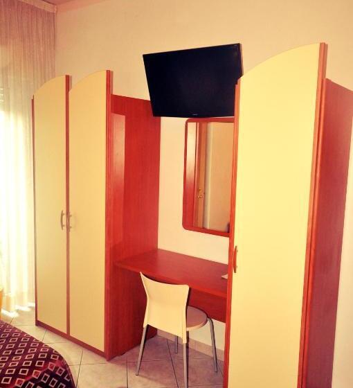 اتاق استاندارد چهارنفره با چشم‌انداز جانبی دریا, Grand Hotel Azzurra Club