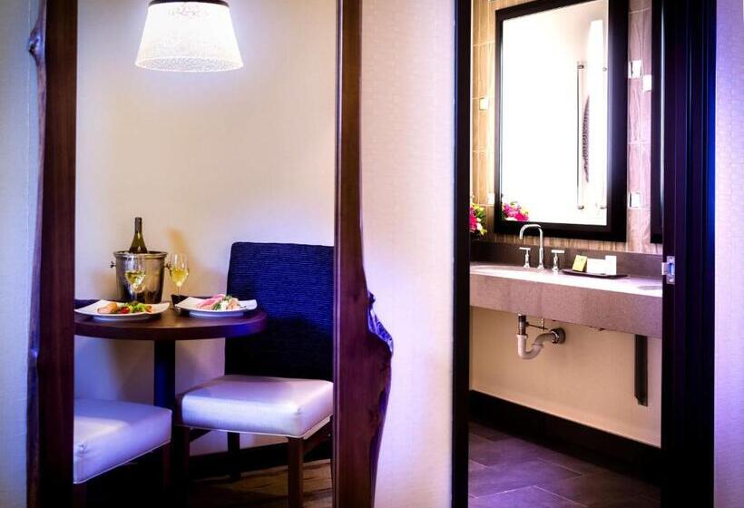 디럭스 스위트 킹 침대, Best Western Premier Boulder Falls Inn