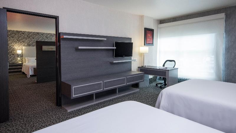 اتاق استاندارد با تخت بزرگ برای معلولان, Holiday Inn Express & Suites Queretaro, An Ihg