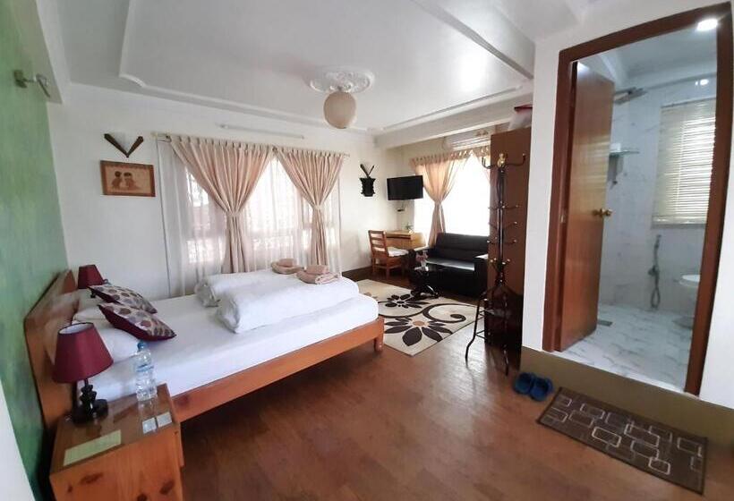 اتاق لوکس, Shakya House