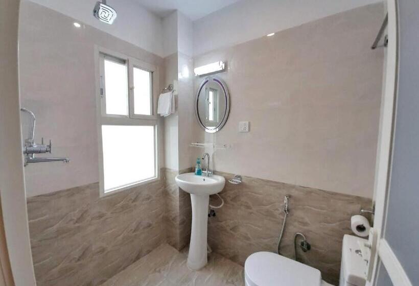 اتاق استاندارد سه نفره, Shakya House