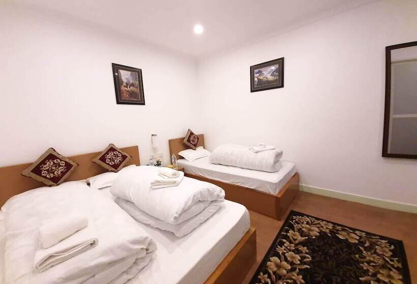 اتاق استاندارد سه نفره, Shakya House